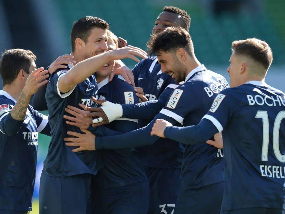 罗马训练开放日，集结日再遭质疑引欢呼，德甲在即，医务组通报恢复(每当变幻时原曲日本)